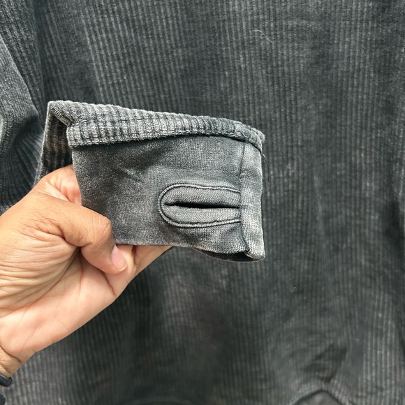 Royce Gray/Black Ribbed Long Sleeve Top. Size Small - Picture 5 of 6